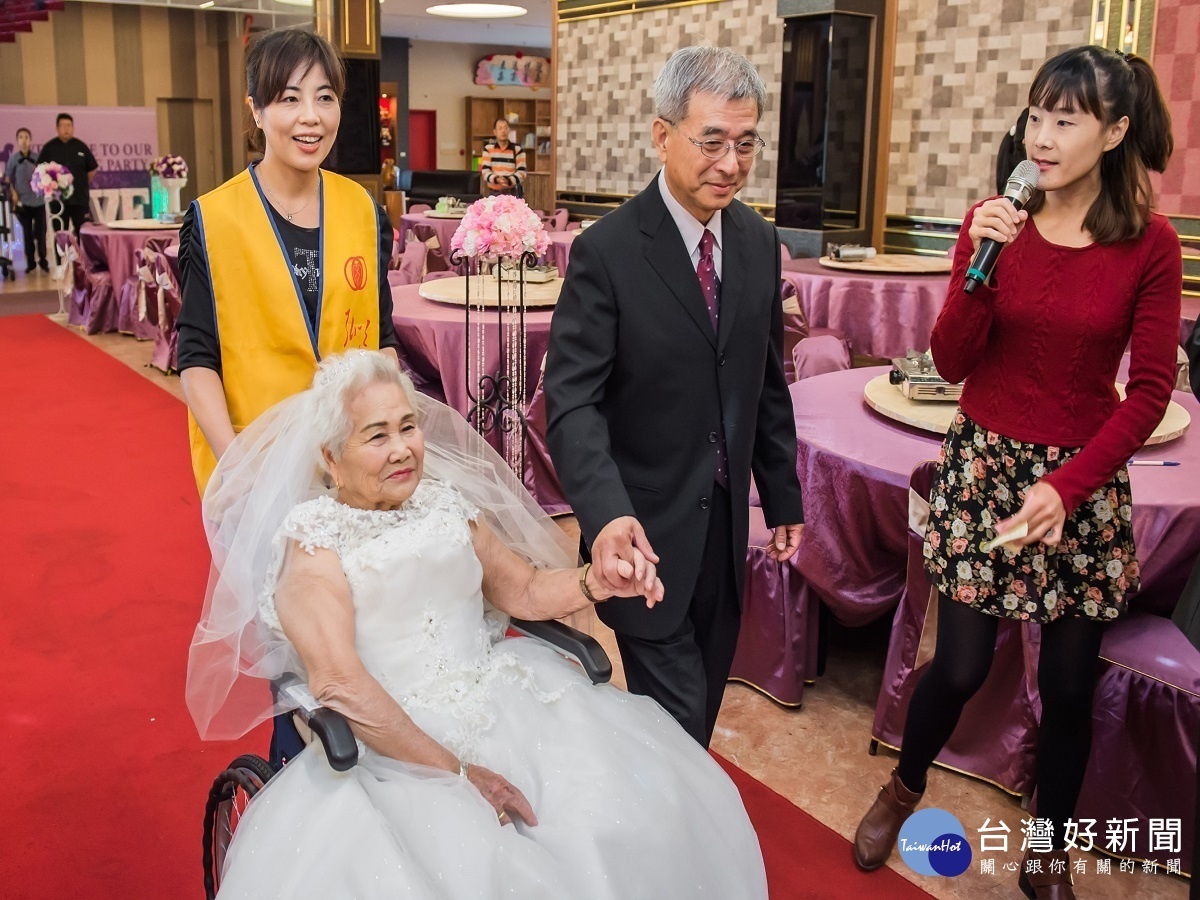 弘道老人基金寒冬助老　86歲獨居初體驗穿婚紗拍幸福照