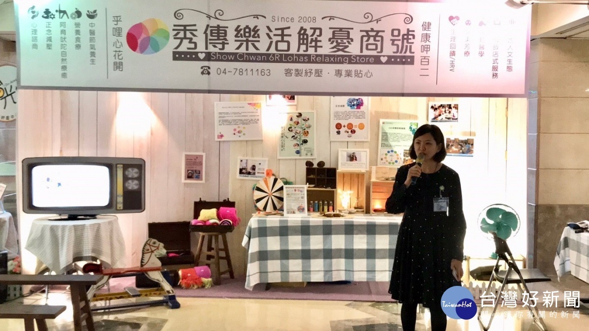 黃靖雅副院長教導現場民眾疏壓呼吸法。圖/彰濱秀傳醫院提供