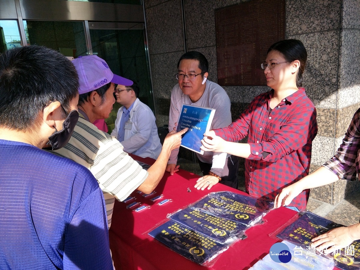 彰化分署查封物品拍賣會上的有獎闖關活動。圖/記者鄧富珍攝