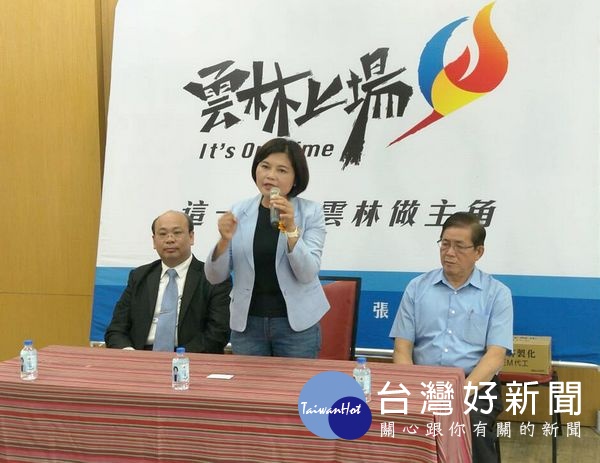 張麗善接獲中選會頒發雲林縣長當選證書,並公布張清良、張志銘及陳志揚等小內閣職務,盼齊心發揮專才,為雲林鄉親服務。(記者陳昭宗拍攝)