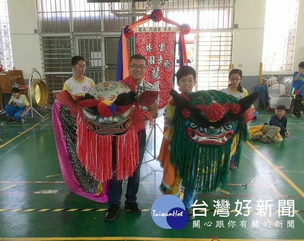 飛沙國小勇奪全國學校民俗體育競賽多獅、單獅、雙獅混合組及單獅女子組四項冠軍,鄉長蘇國瓏蒞校祝賀並致贈慰問金,期勉繼續精進,為家鄉爭光。(記者陳昭宗拍攝)