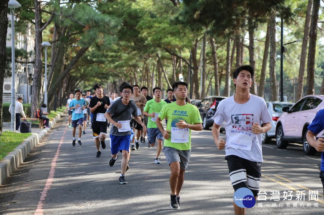中央大學得天獨厚的慢跑環境，讓跑者得以徜徉在松林裏。