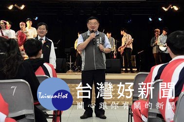 客家局長何明光特地到場與全場師生同歡