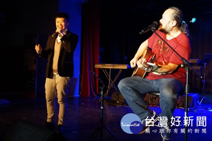 謝宇威現場邀請學生一同上台演唱客家歌謠