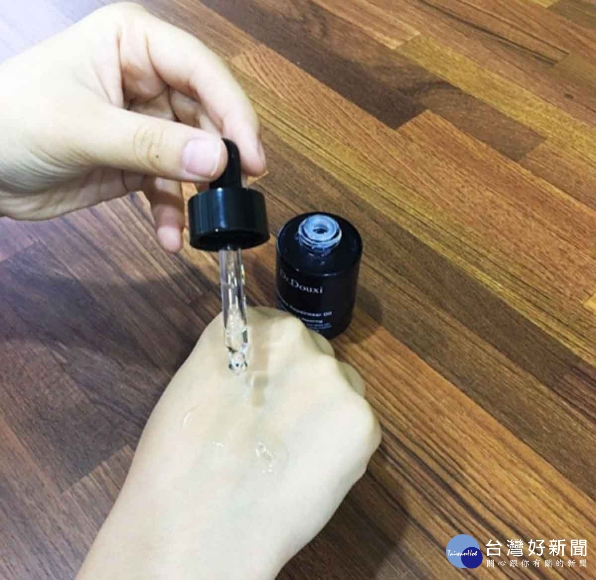 清透不粘膩的質地,用油份鎖住水份,打造光透肌膚。(圖/朵璽提供)