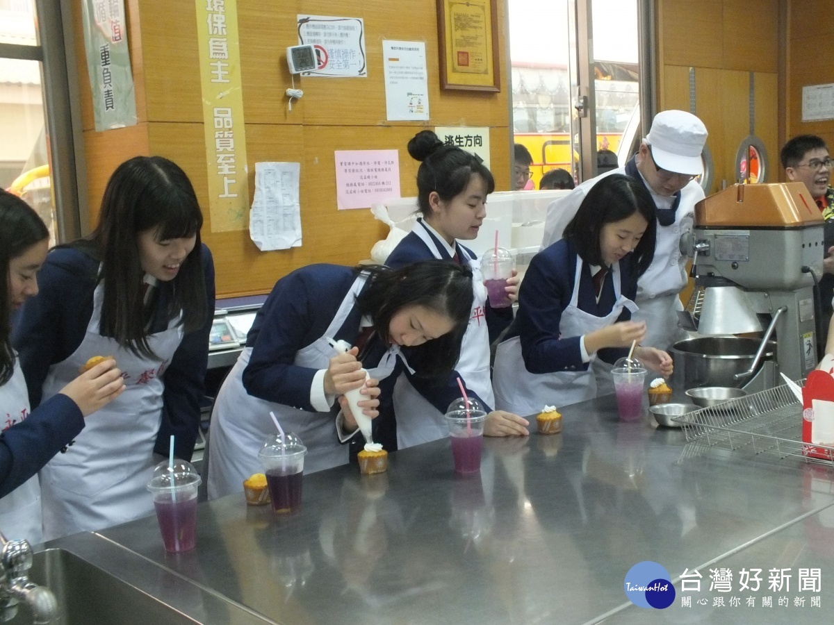 ▲華陵高校學生體驗蛋糕製作及飲料調製。(圖/林鵬程攝)