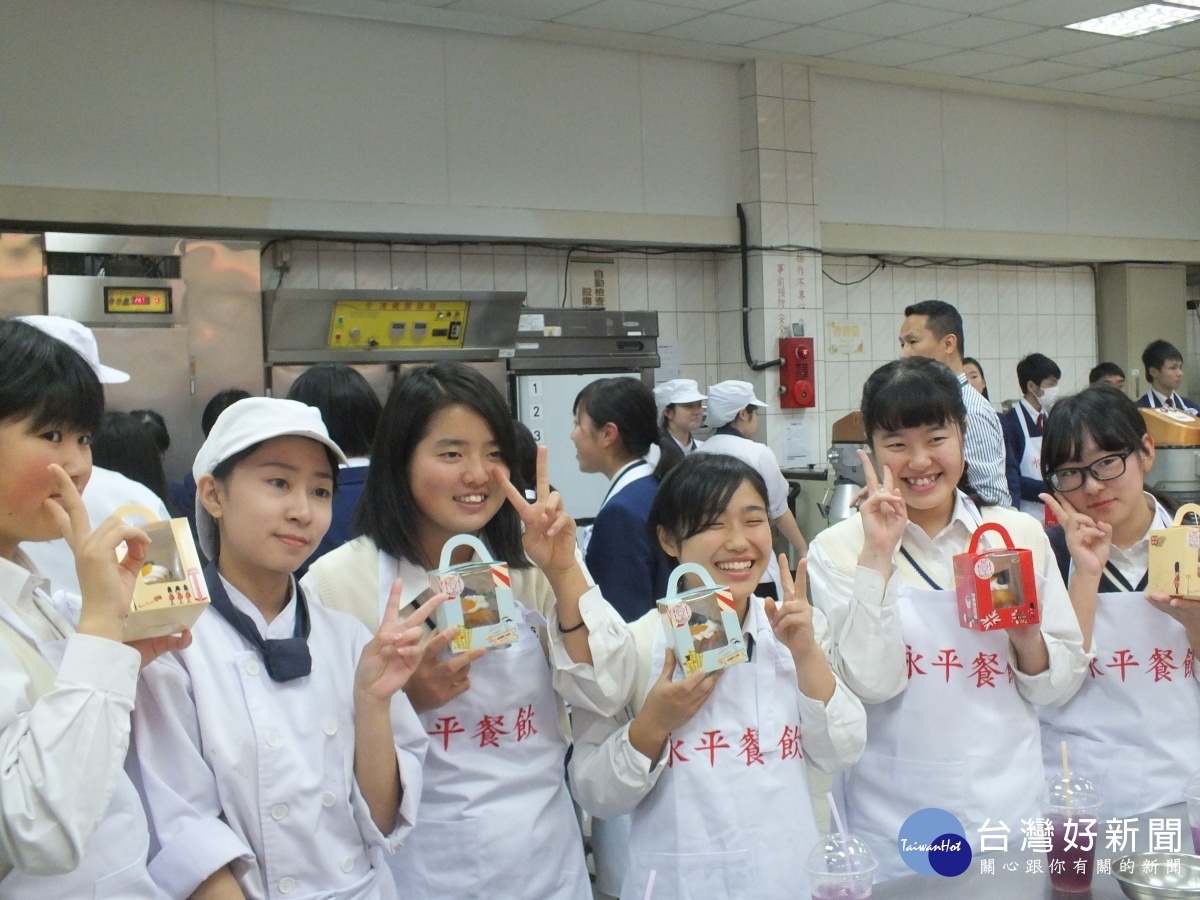 ▲華陵高校學生開心的拿著自己製作的蛋糕合照。(圖/林鵬程攝)