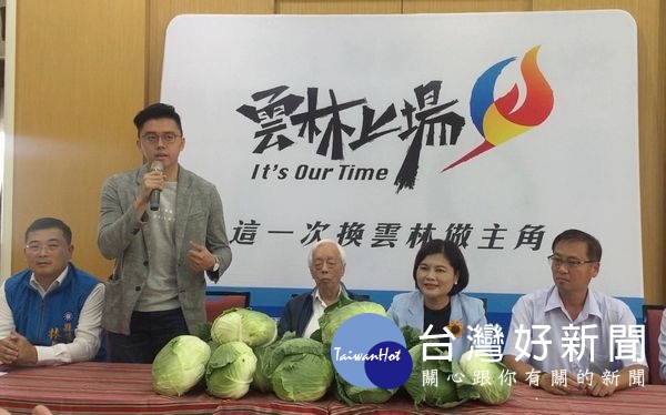 秀泰影城廖治德董事長及炳翰機構總經理陳力榆等慷慨解囊各購買100噸高麗菜,雲林縣長當選人張麗善感謝各大企業在農民朋友最需要幫助的時候伸出援手。(記者陳昭宗拍攝)