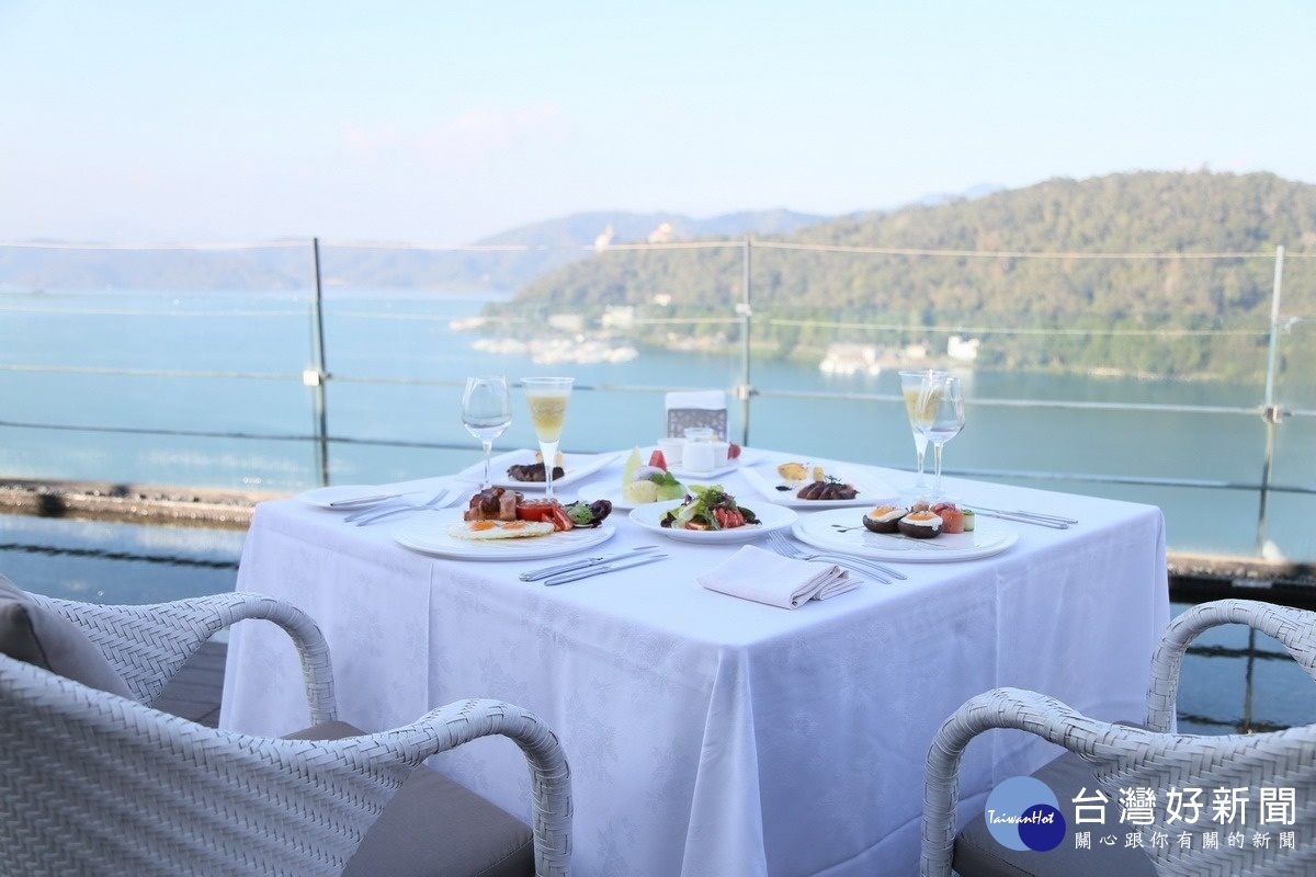 「雲月舫Sky Lounge」位於雲品溫泉酒店至高處,緻佳餚及絕佳美景的組合,獨一無二的夢幻早餐絕對值得貴賓的期待。
