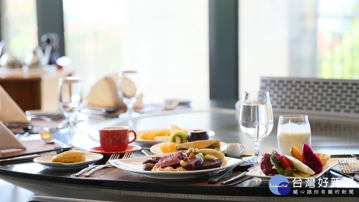 「彩雲軒」為深受好評的鐵板燒料理，講究運用珍貴食材的原汁原味，是老顧客特別指定的早餐選項。