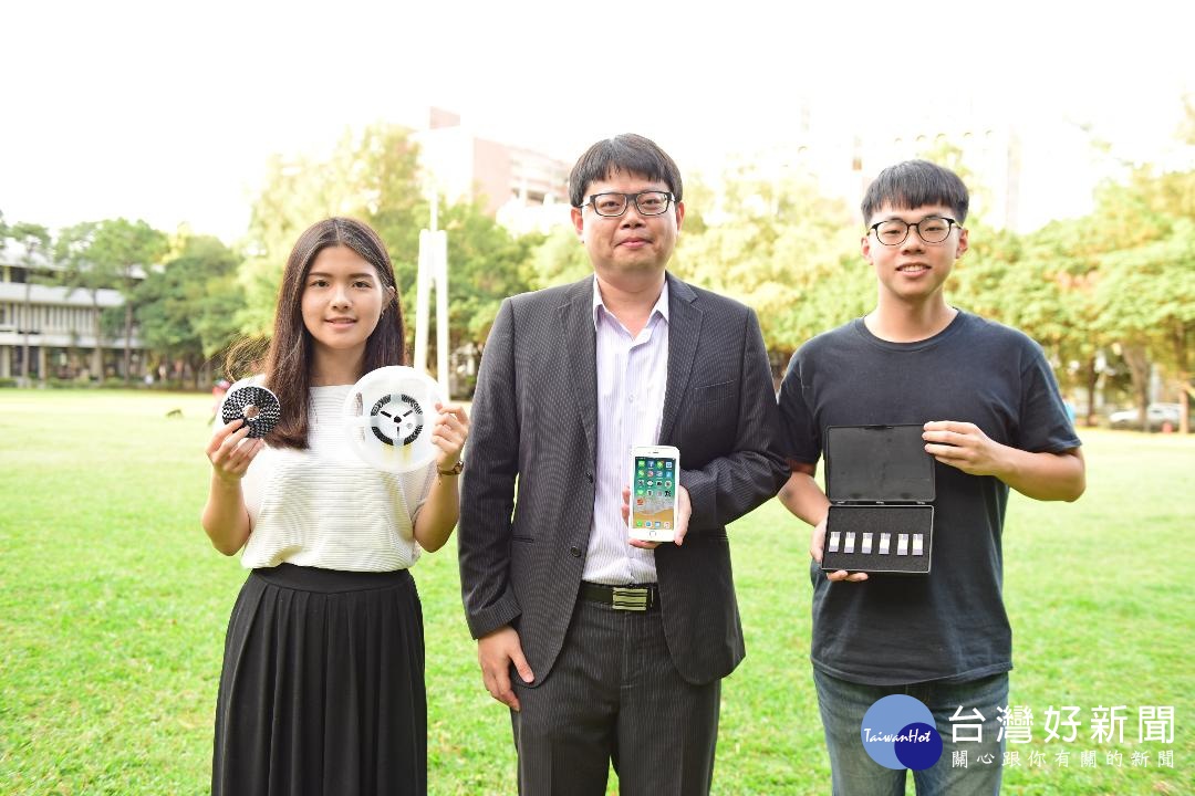 陳世綸教授(圖中)研發出全世界最小的振盪器控制晶片，可應用於智慧型手機等各式電子產品。