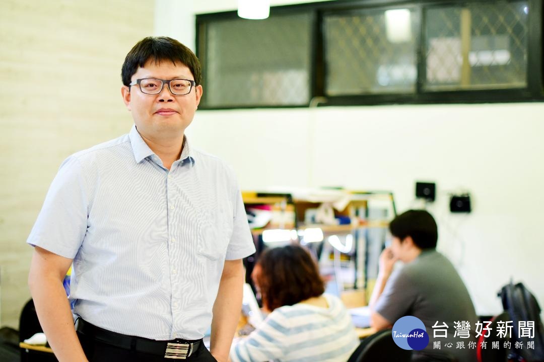 陳世綸教授重視產學合作與學用合一，鼓勵學生在求學階段就進入產業界磨練所學與專業。