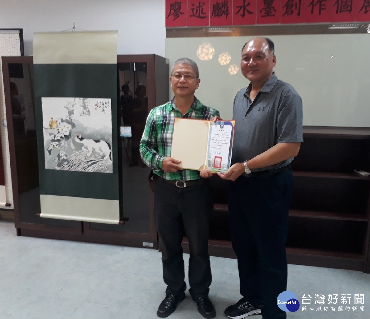 水商徐文法〈右〉校長頒贈感謝狀給廖述麟理事長,感謝他的美育推廣。