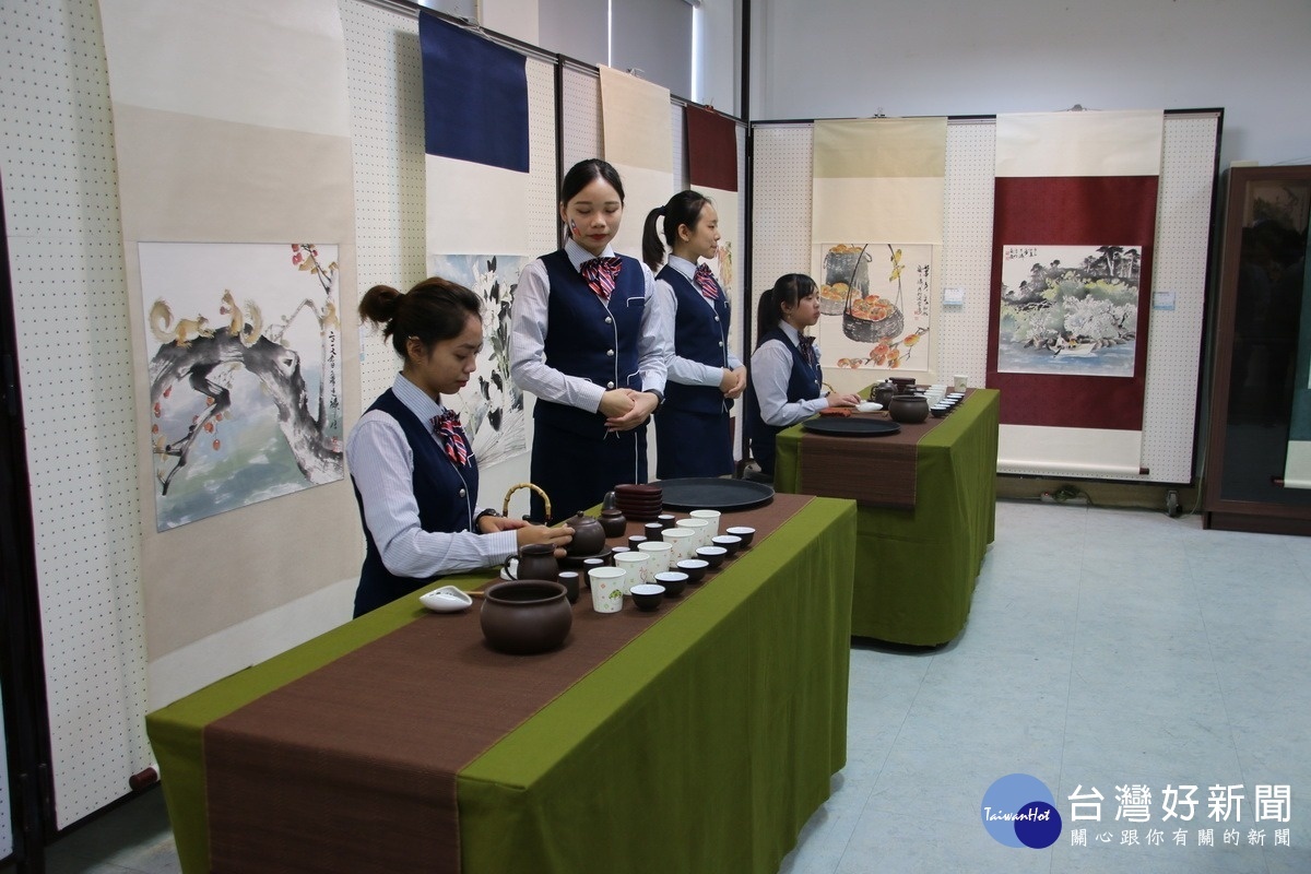 水里商工觀光科學生茶席服務展現出對藝術家的尊崇。