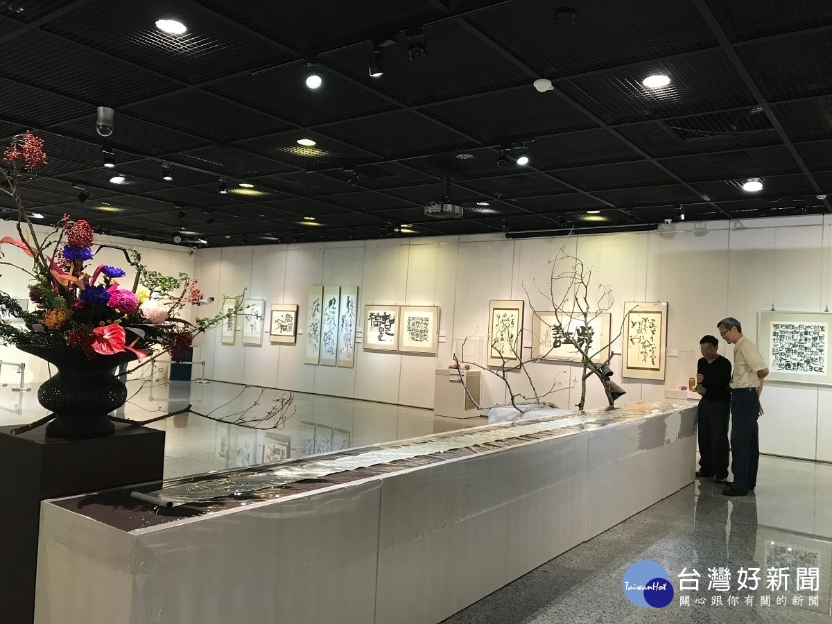 柳嘉淵書藝展,作者與館長尹彙武。