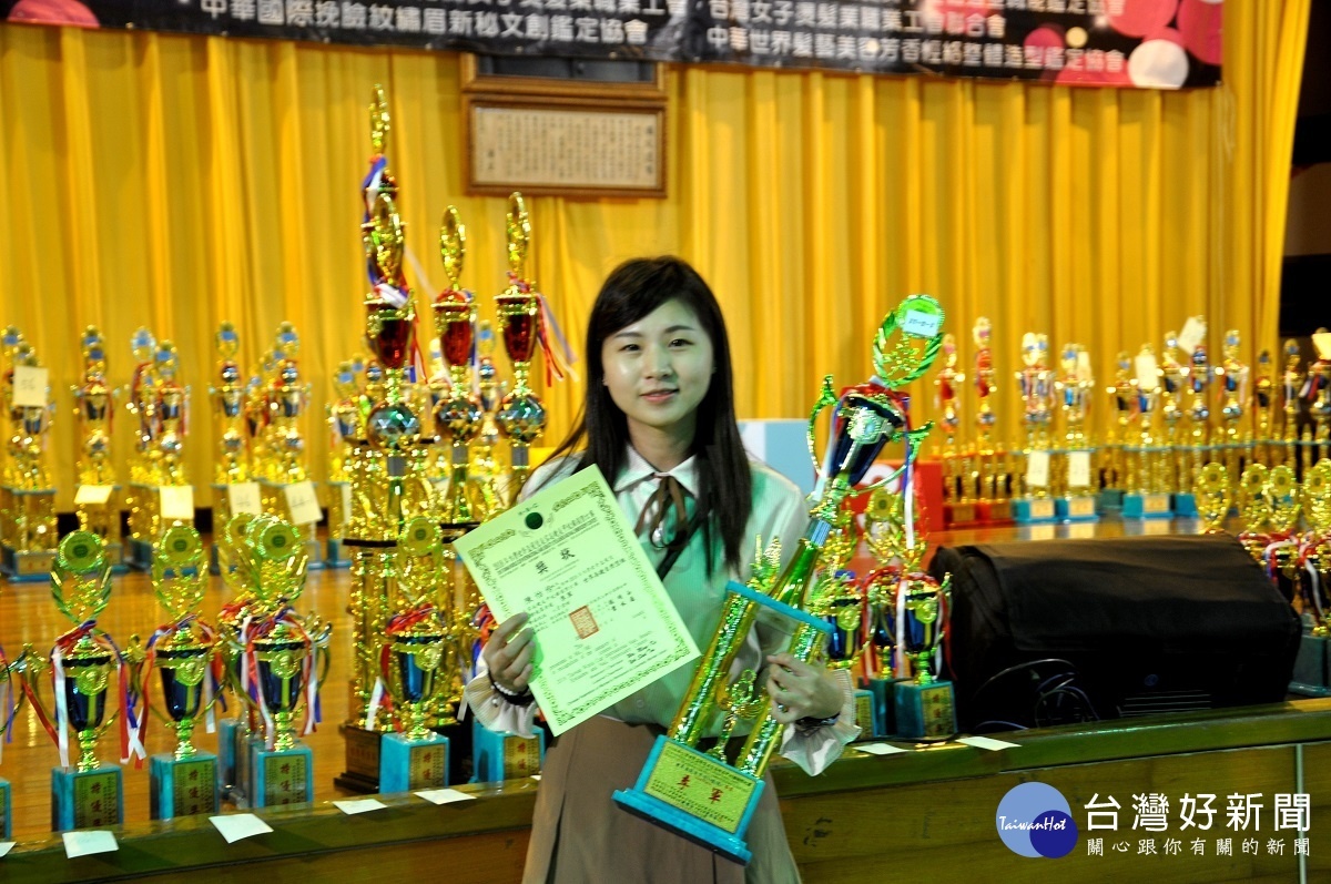 建國科大美容系陳怡怜由設計轉換跑道學美容,在這次高手如雲紋繡比賽獲得大獎。