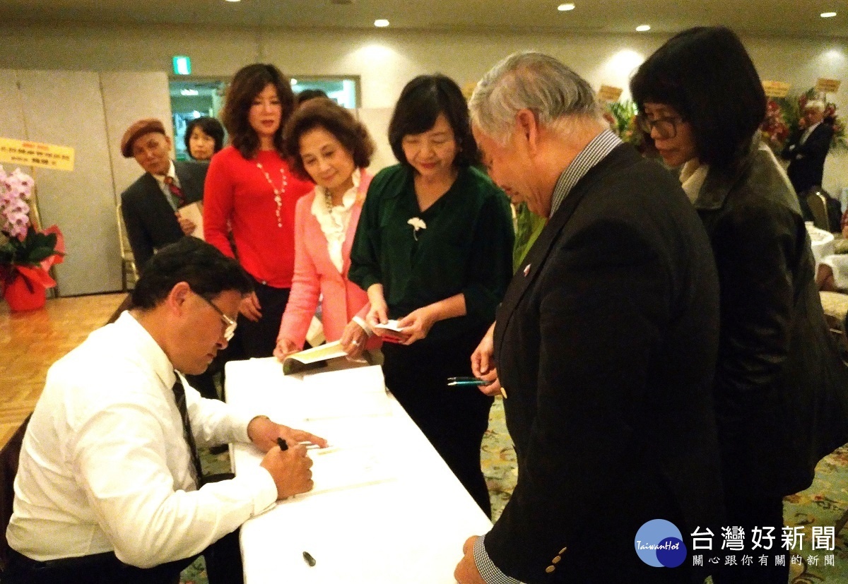 彰化市長邱建富逐一簽名贈書。圖/彰化市公所提供