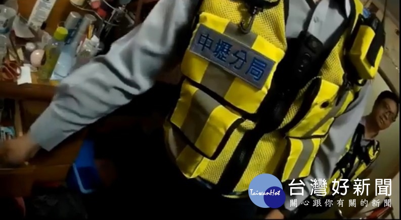 中壢分局員警在中壢區仁德街某宅三樓房間內查獲彭男(78年次)詐欺通緝犯,訊後依法押解歸案。