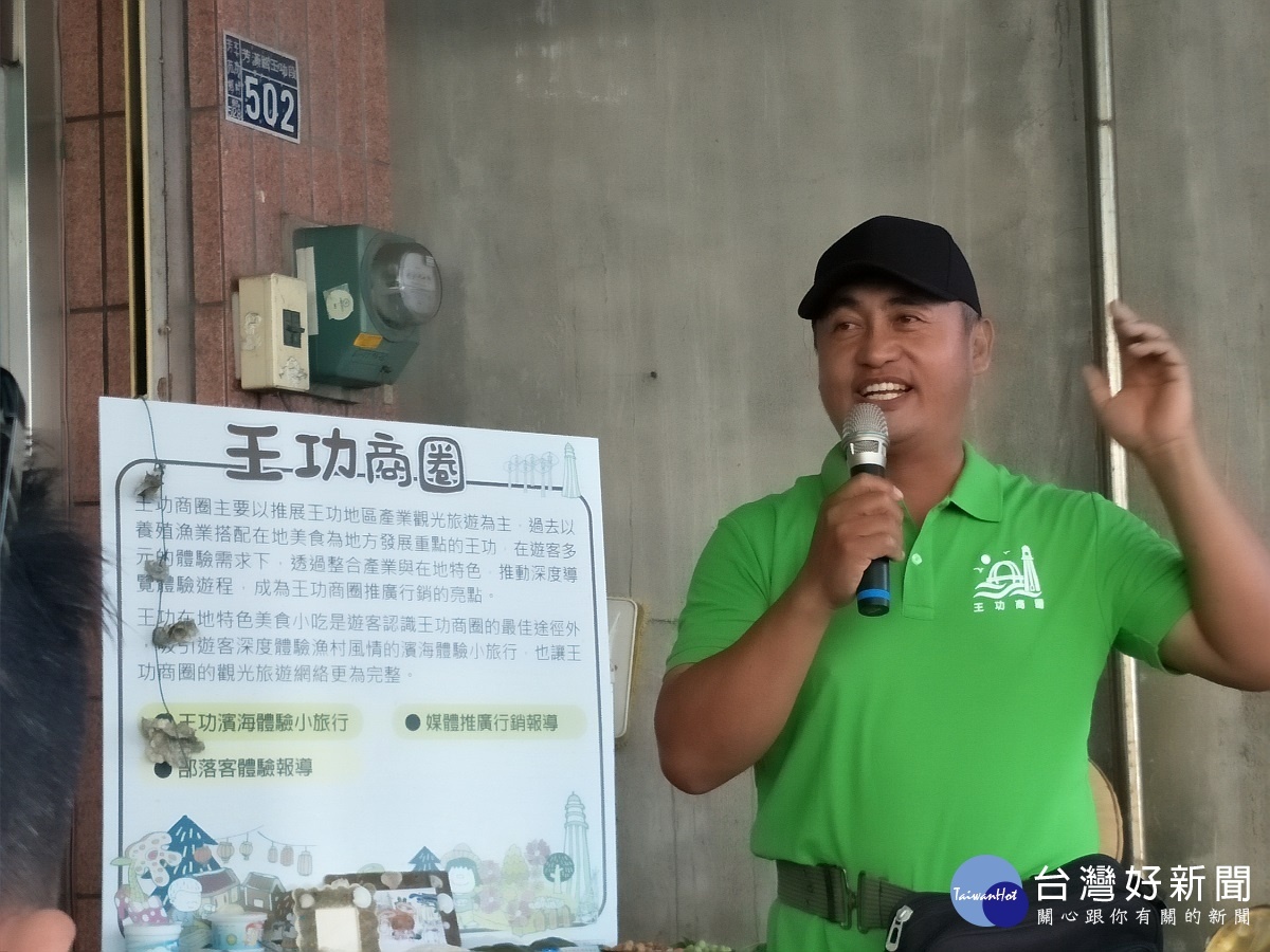 王功產業觀光發展協會總幹事林煌財導領遊客深度的王功青龍戲水之旅。圖/記者鄧富珍攝