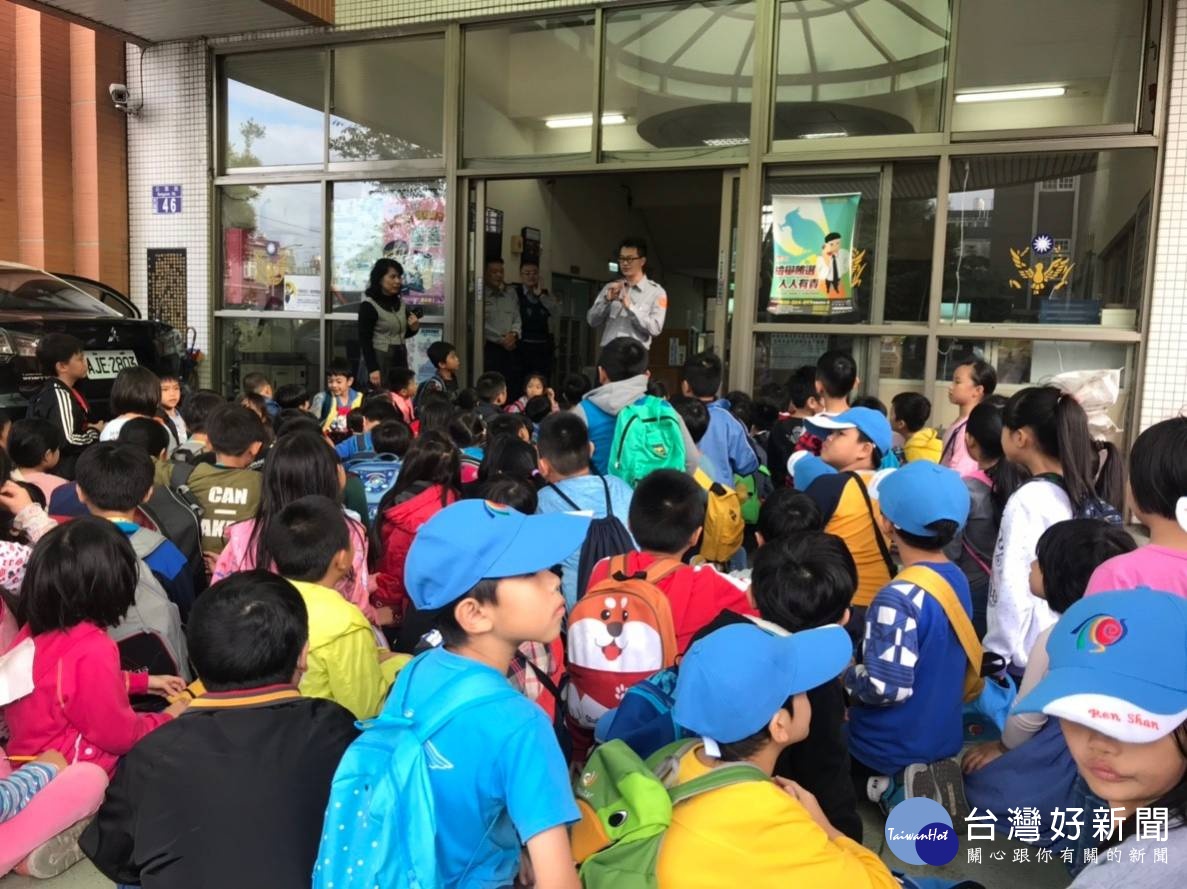 大溪仁善國小學生參訪圳頂派出所。