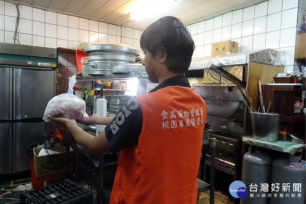 保障消費者權益，桃園市政府衛生局人員抽驗工廠製作及市售的湯圓和火鍋料食品。