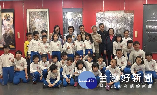 雲林縣長當選人張麗善前往北港文化中心,參加水墨畫大師陳玄茂與陳彥廷父子聯展,並讚揚其在藝文領域的專業與貢獻有目共睹。(記者陳昭宗拍攝)