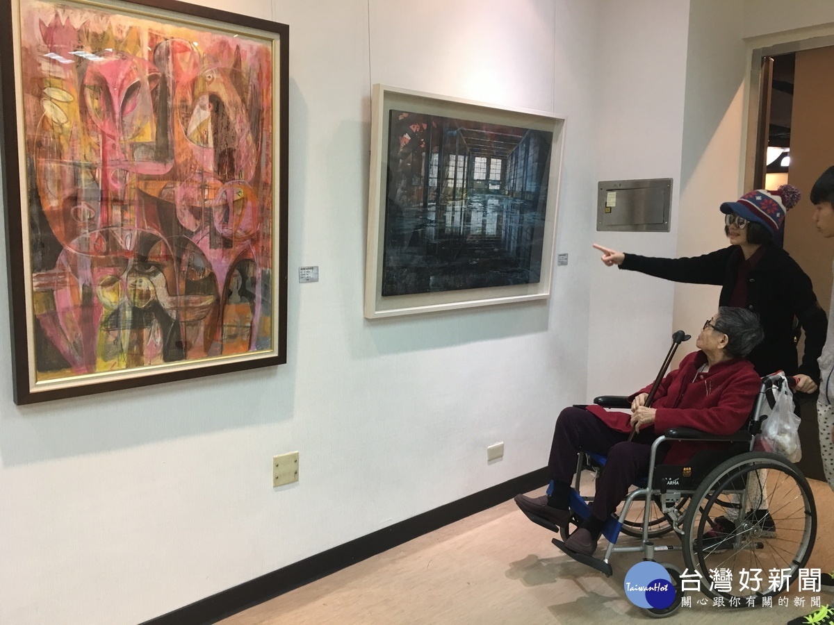 文化局地下一樓全部用來展示玉山文學美術獎作品。(記者扶小萍攝)