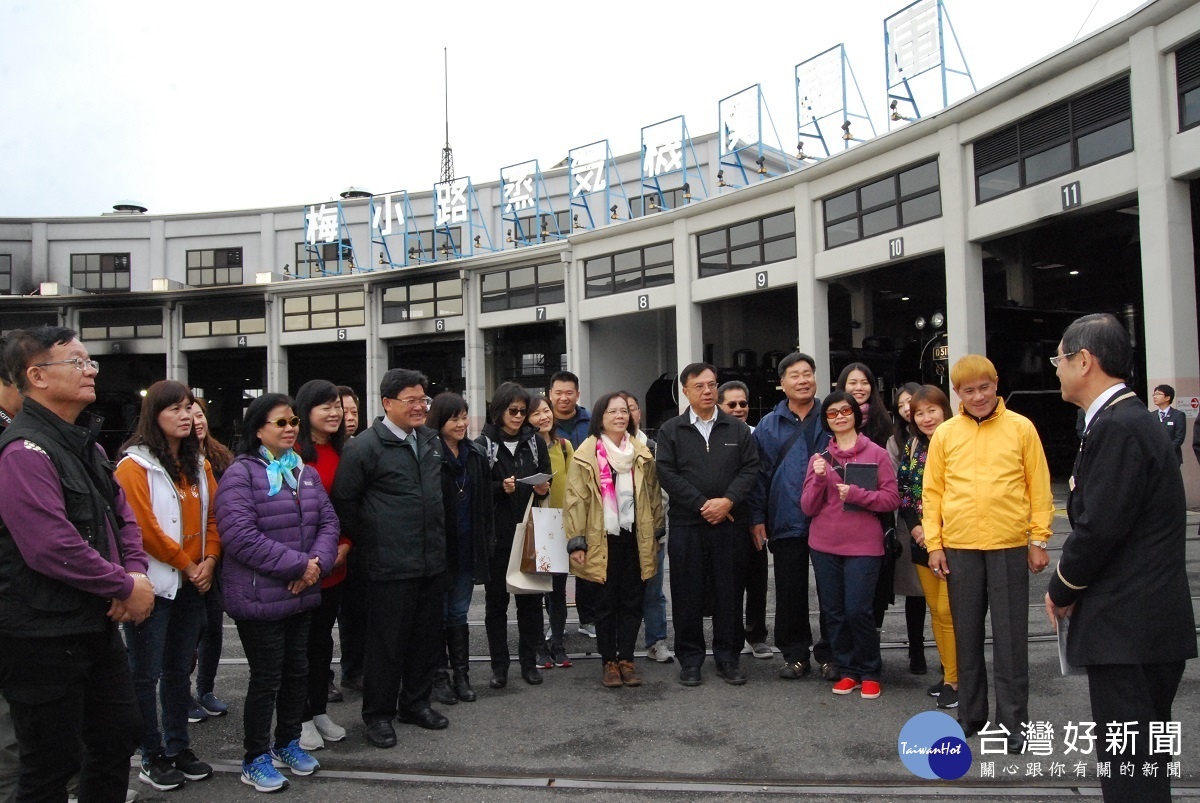 彰化市長邱建富（左5）在京都鐵道博物館聽取館長三浦英之（右）的簡報。圖／彰化市公所提供