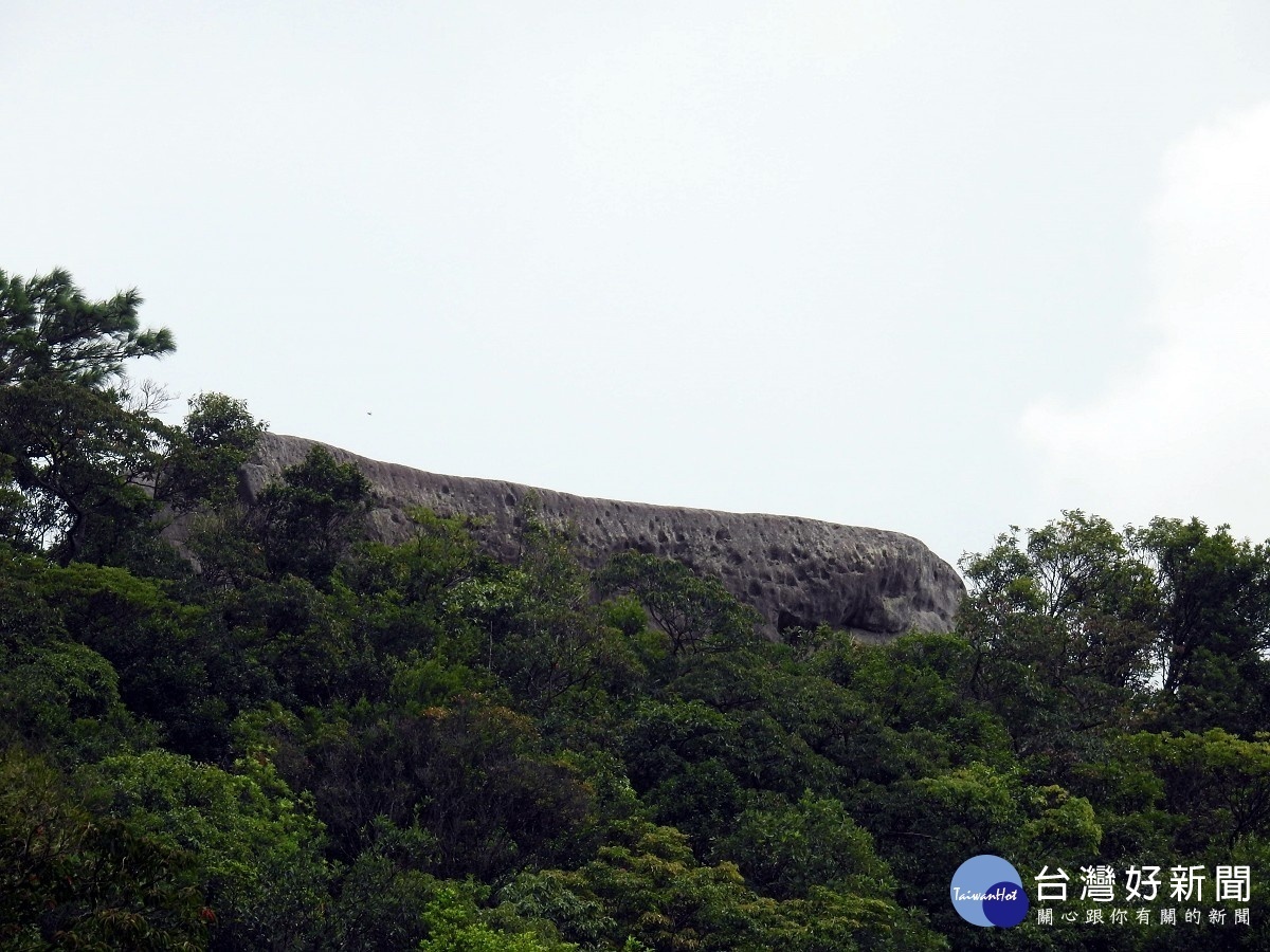 內湖龍船岩,像一艘石船停泊在山巒上。(圖/台北市大地工程處提供)