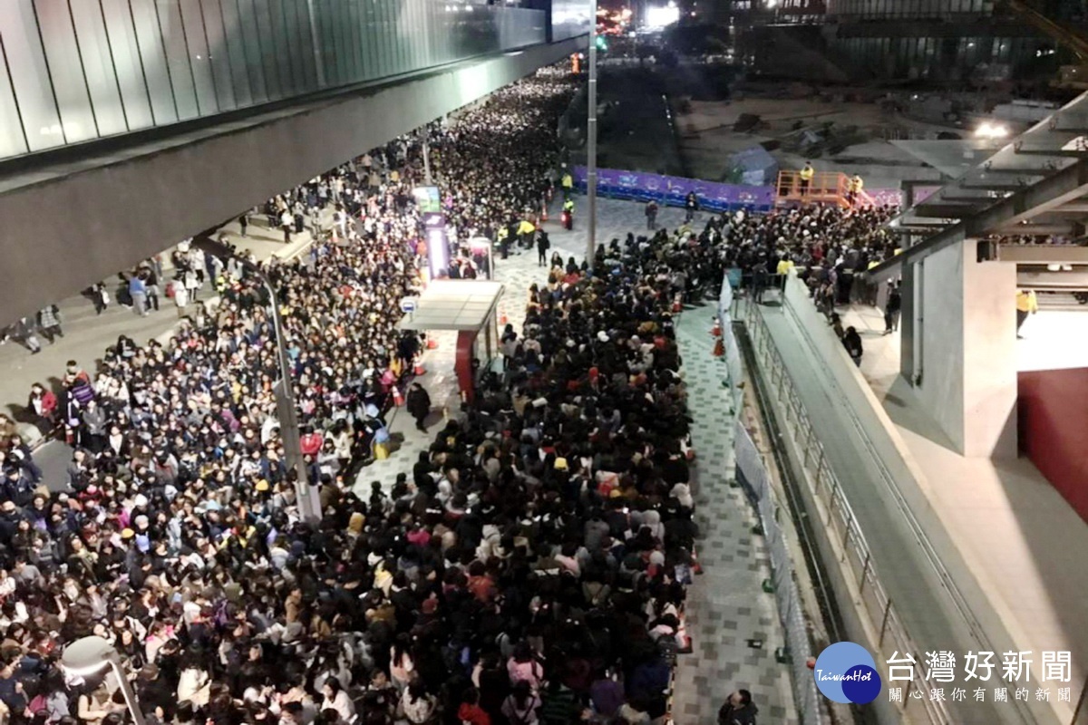 韓國超人氣天團「防彈少年團」(BTS)2018亞洲巡迴演唱會在桃園國際棒球場舉行,桃園機場捷運寫下單日12萬運量新紀錄。