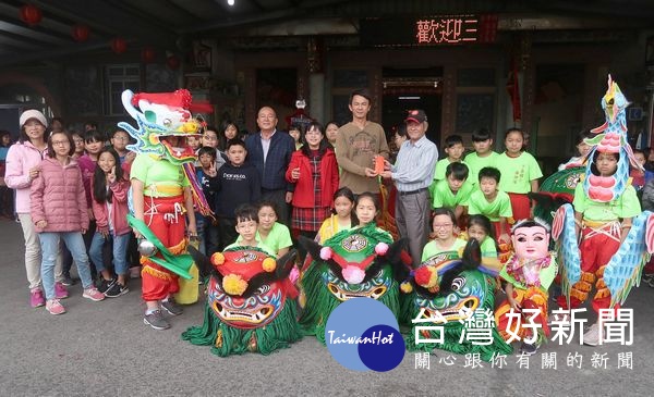 口湖鄉下崙國小龍鳳獅隊榮獲全國單獅女子組、雙獅女子組及多獅女子組三冠王,特於福安宮前廣場獻藝,感謝鄉親的支持與愛戴。(記者陳昭宗拍攝)