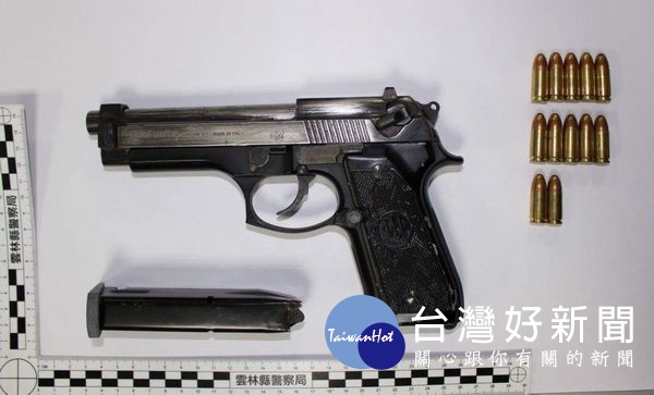 北港警方據報前往查緝毒犯入監前託付女友保管之槍毒,籲全民共同攜手打擊毒品犯罪,維護宜居環境。(記者陳昭宗拍攝)