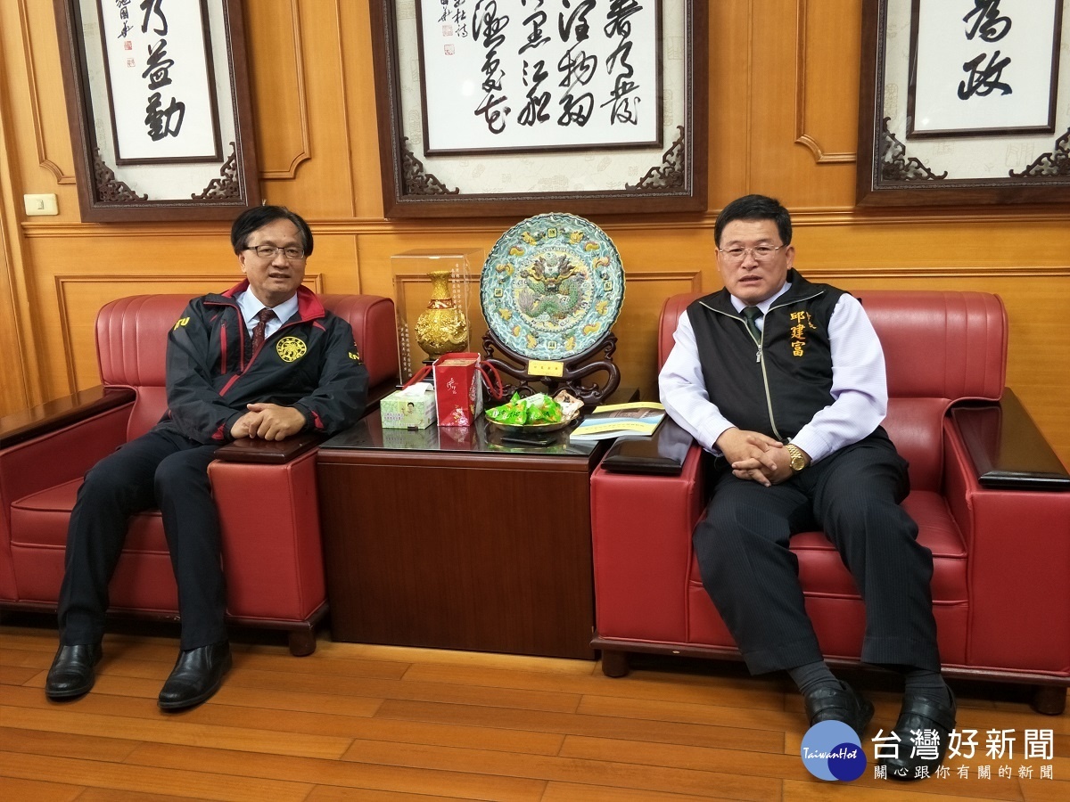 準市長林世賢拜會邱建富市長共識,讓市政無縫接軌。圖/記者鄧富珍攝