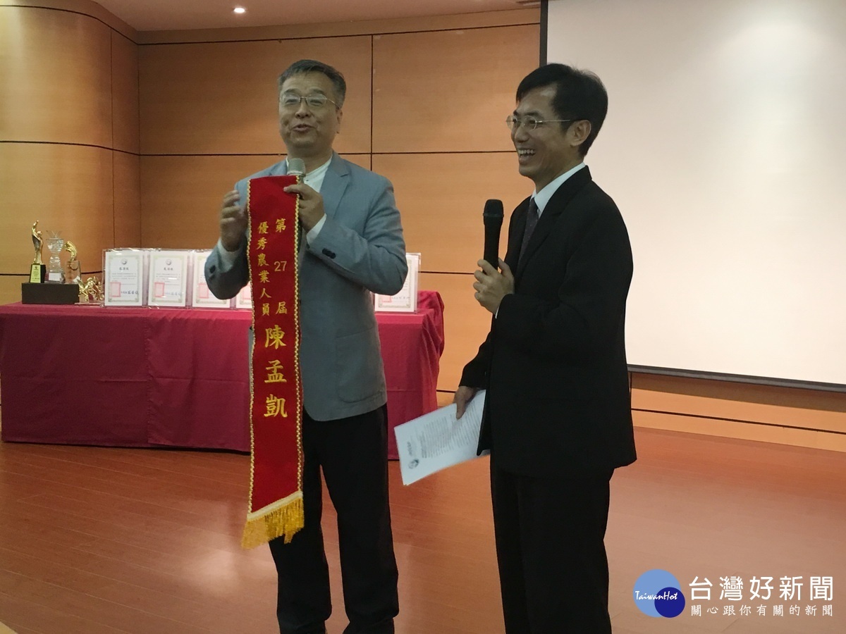 陳榮俊分局長推崇陳博士為小農貢獻良多。(記者扶小萍攝)