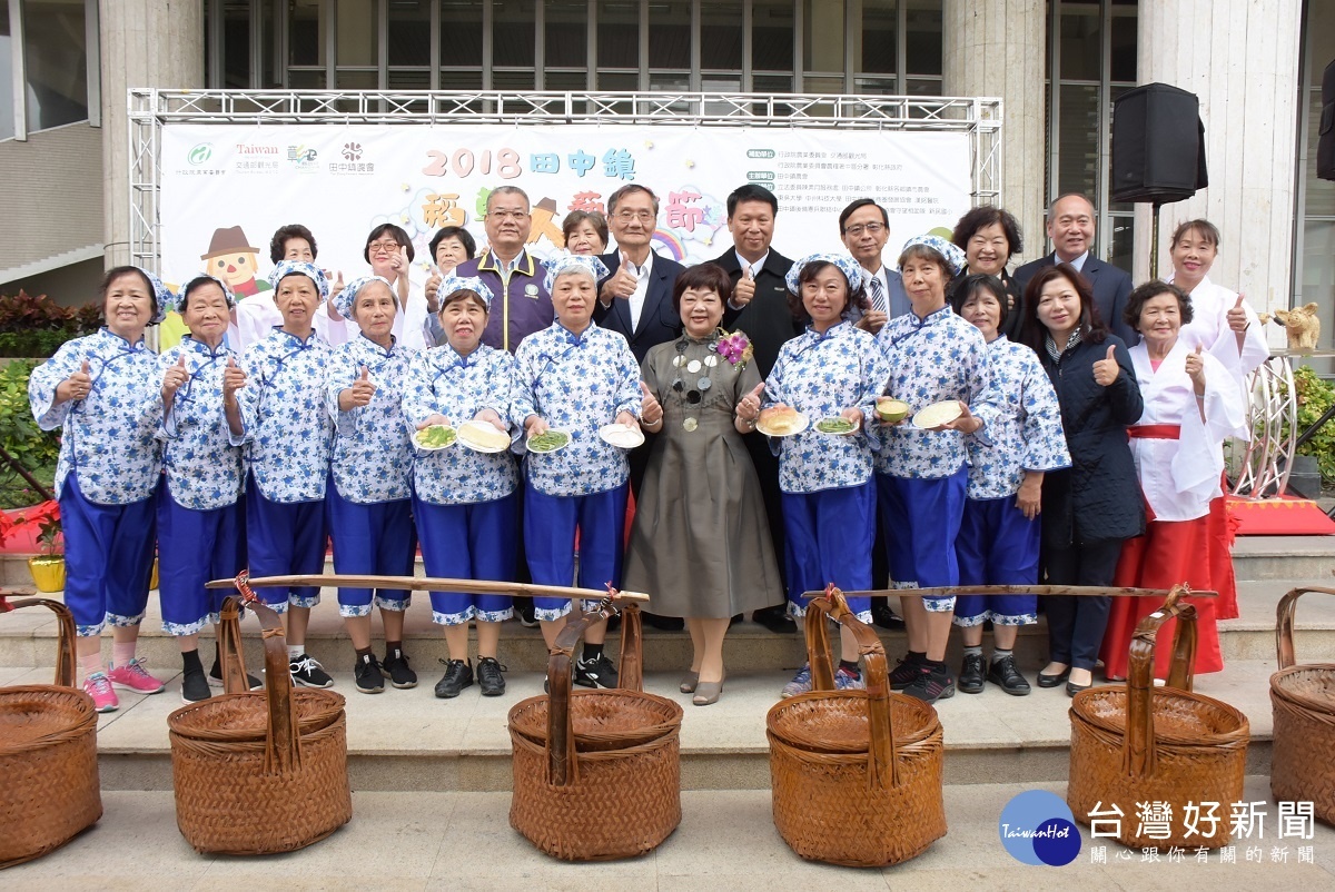 縣府農業局長黃碧海、田中鎮農會總幹事曾招英等人為2018田中稻草人藝術節活動宣傳。圖/記者鄧富珍攝
