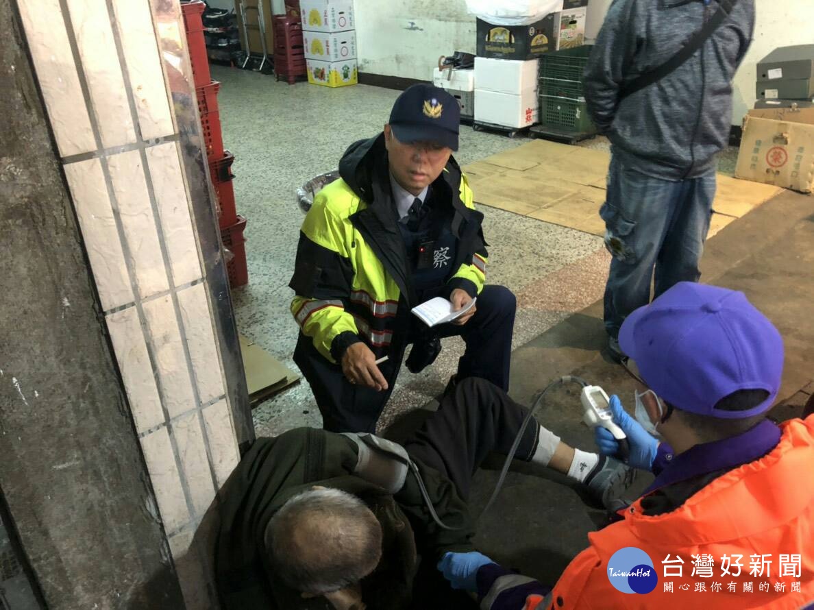 老翁突低血糖暈倒,警緊急救護助送醫。