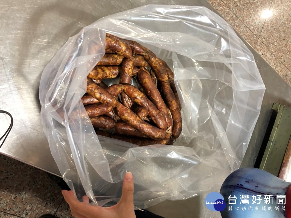農委會說,第4例帶有非洲豬瘟病毒的豬肉製品(臘腸),是12月1日由我國籍旅客自重慶攜入,第5例豬肉製品(紅腸)是12月2日由中國籍旅客自哈爾濱攜入,均由桃園機場入境,同遭防檢局新竹分局查獲,已裁罰新台幣1.5萬元罰鍰。(圖/農委會)
