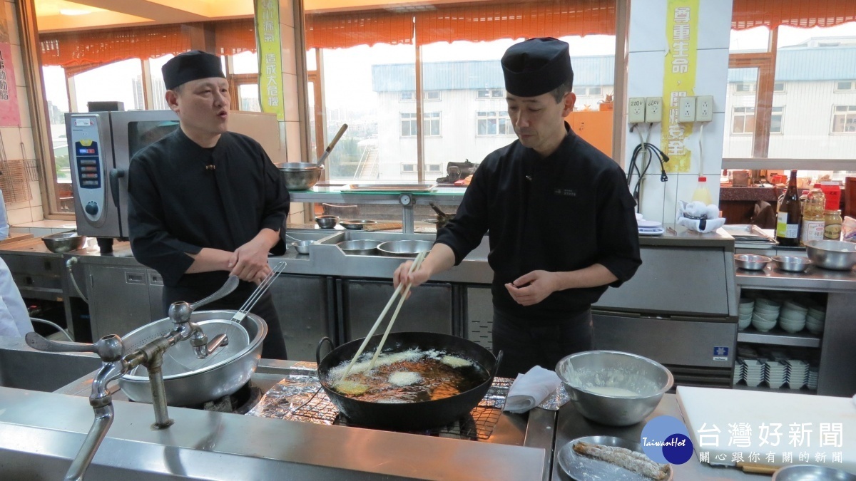 五月女芳克(日本師傅)到校教學,示範油炸菜餚。