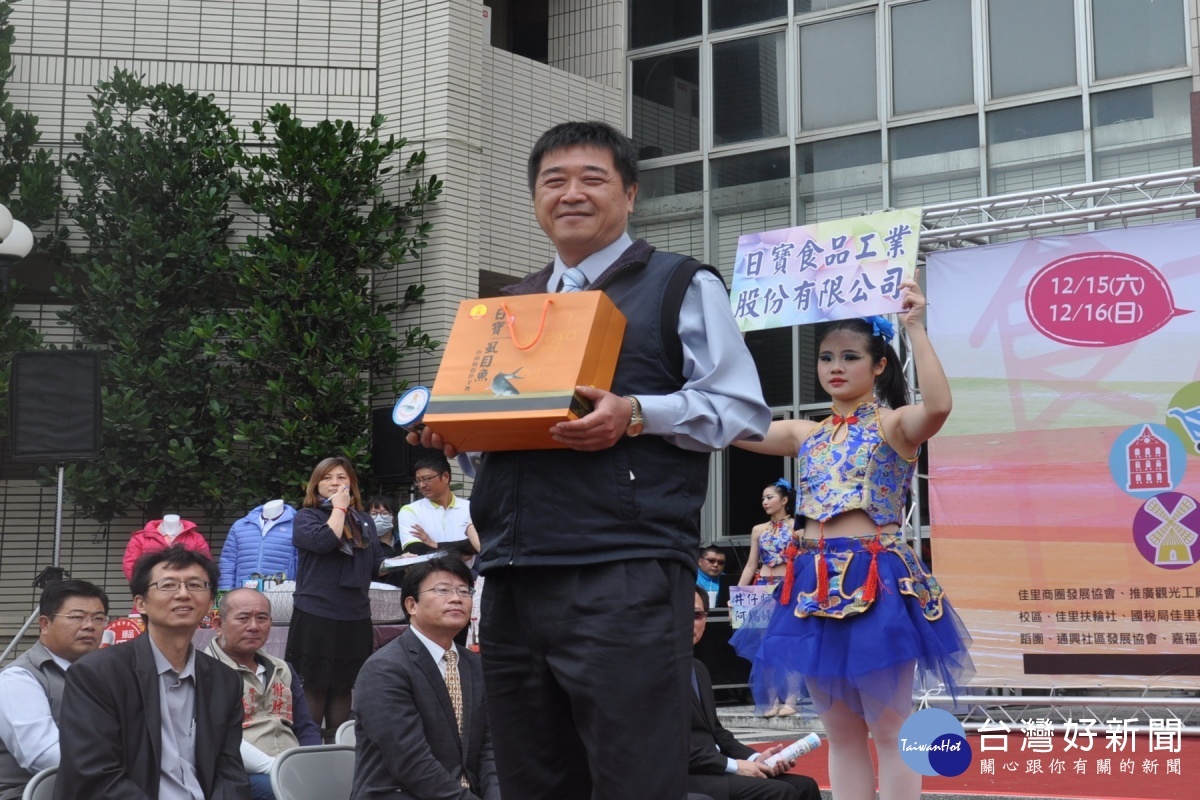 日寶食品總經理陳俊任當模特兒行銷自家產品。