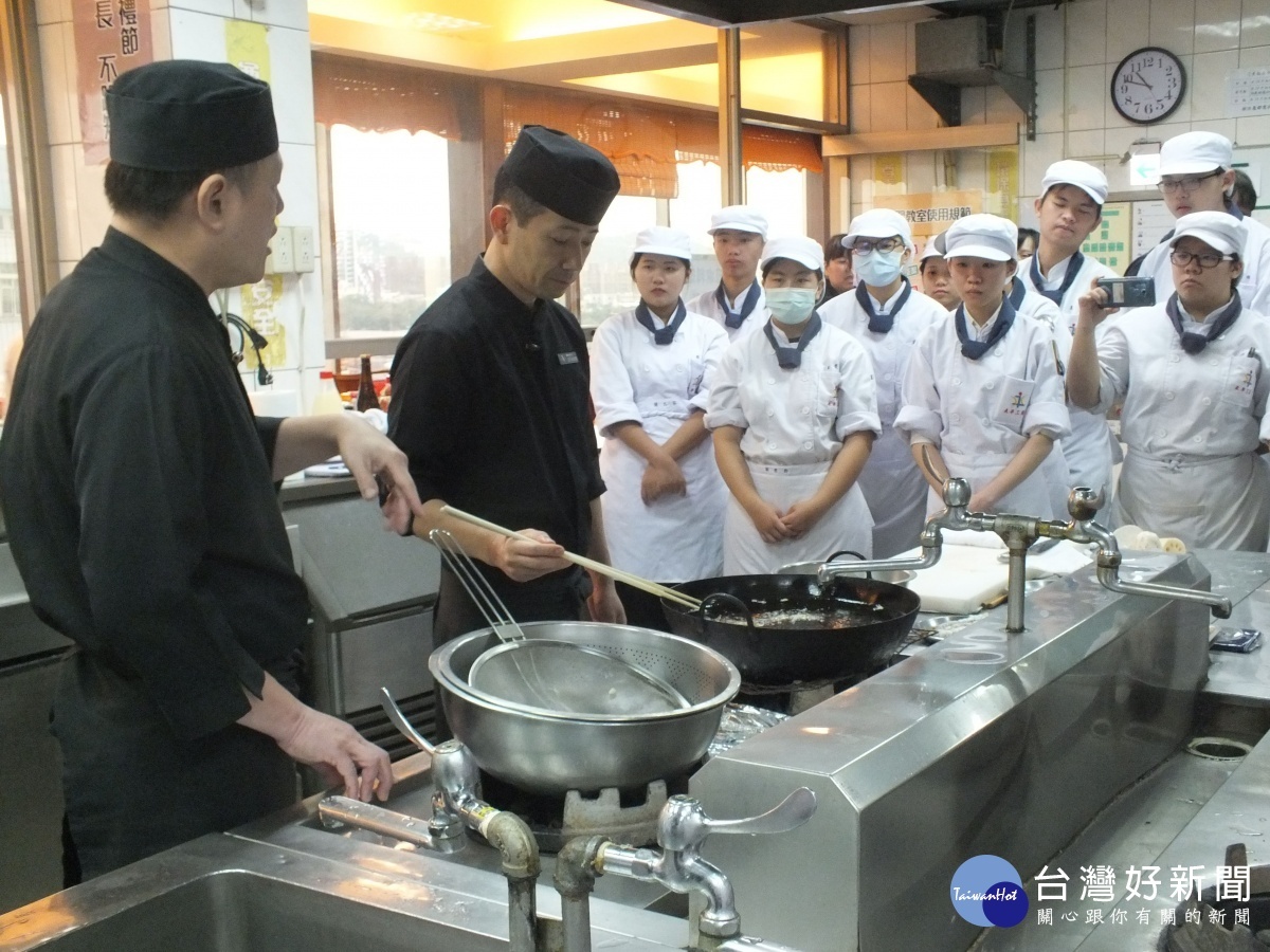 三井日本料理師傅五月女芳克到校教學。(圖/林鵬程攝)