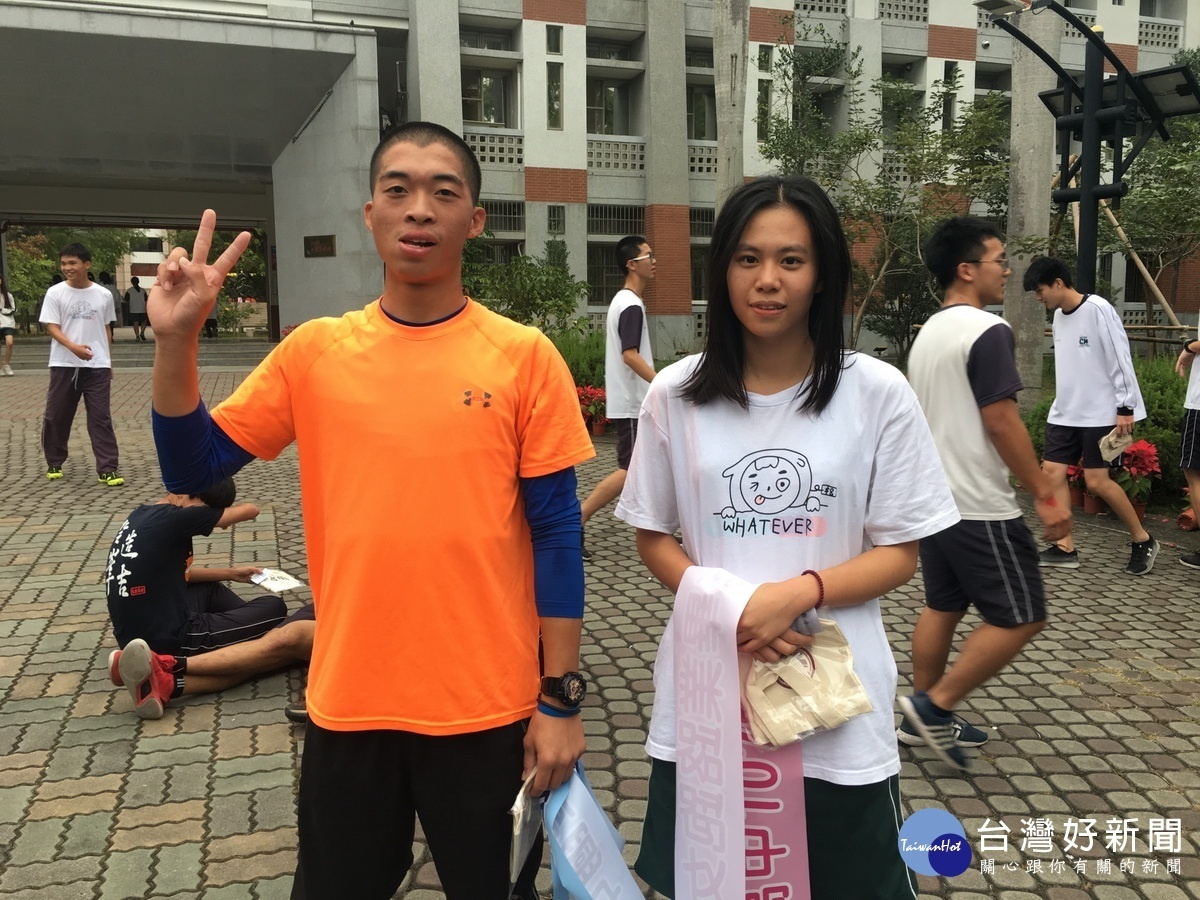 男女生第一名丁宇羣和林容宇僅花十餘分。(記者扶小萍攝)