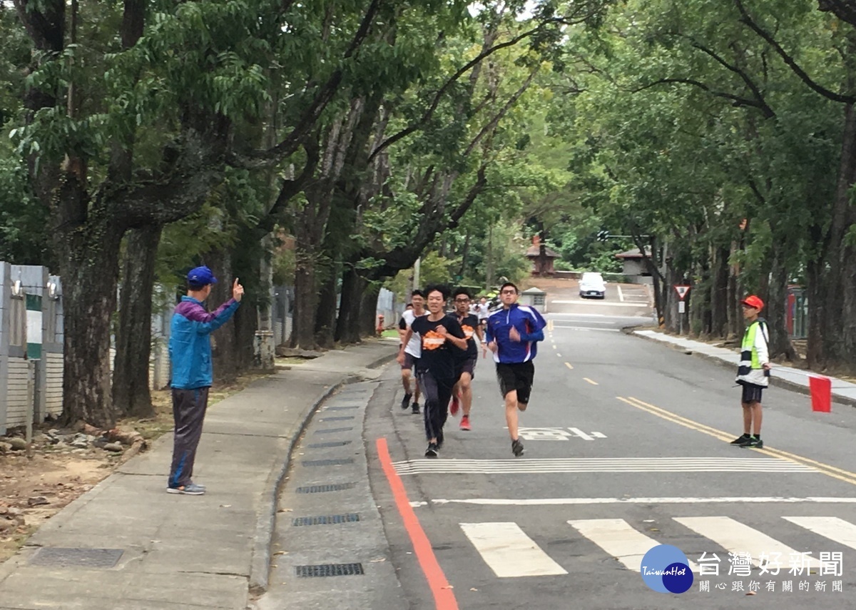 同學們可是非常認真參與畢業路跑。(記者扶小萍攝)