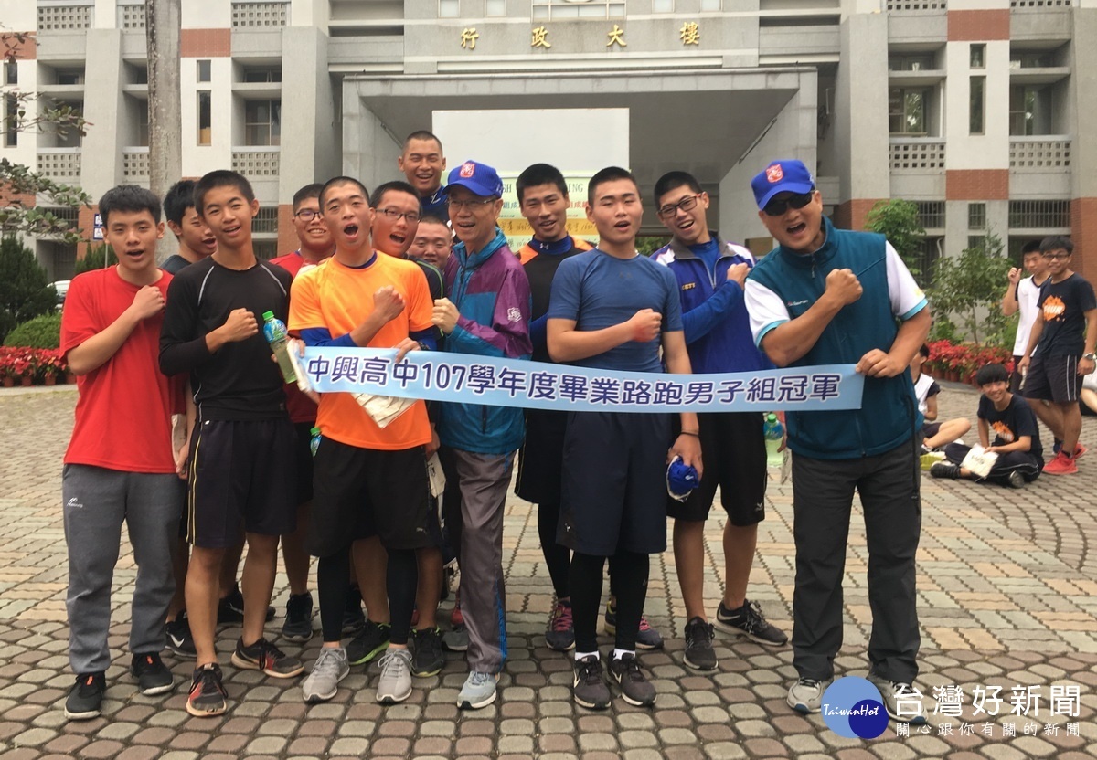 補校同學與張校長及白主任合影。(記者扶小萍攝)