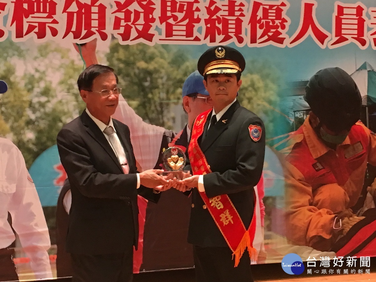 林縣長表揚全國消防楷模草屯碧興分隊長李智群。(記者扶小萍攝)