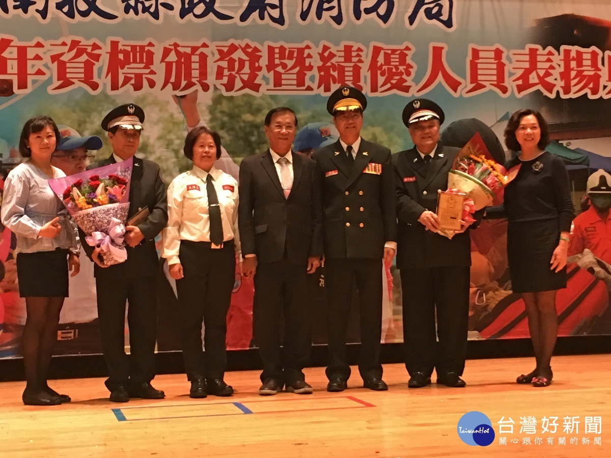 服務滿40年兩位義消接受林縣長夫婦祝福。(記者扶小萍攝)