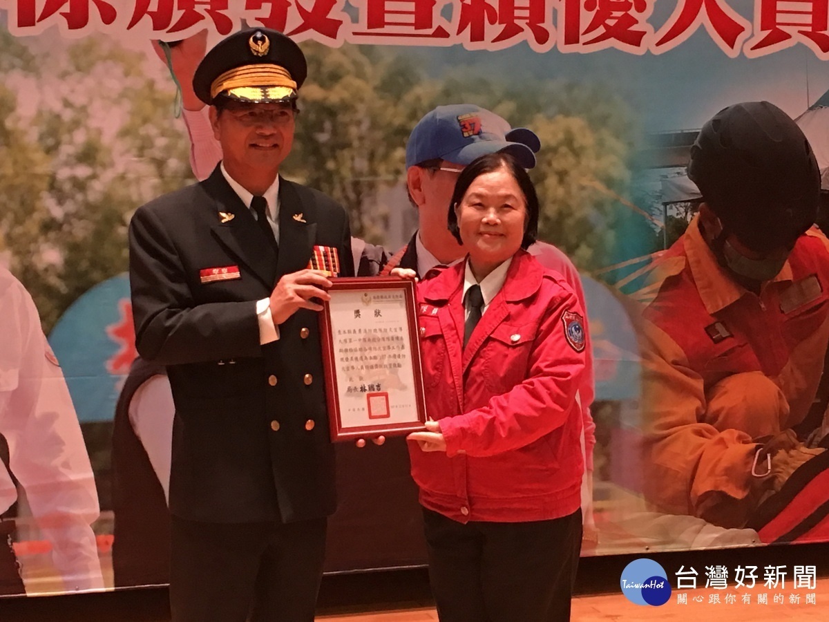 婦宣隊員陳美齡等人接受表揚。(記者扶小萍攝)