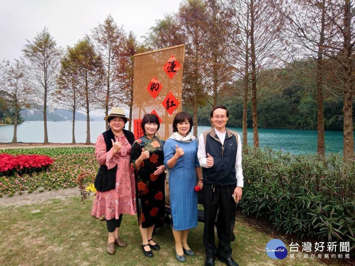 經典大飯店協理張游舜〈右1〉共襄盛舉,參加漫紅40年代茶會活動。