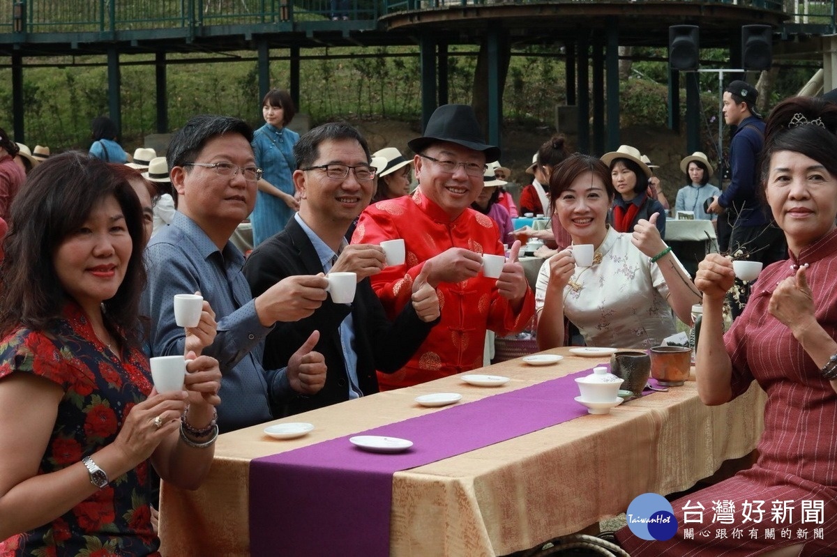 陳錦倫鄉長〈左3〉陳明賢理事長〈左2〉、準鄉長劉啟帆〈左4〉出席盛會,品茗優質日月潭紅茶。〈記者吳素珍攝〉