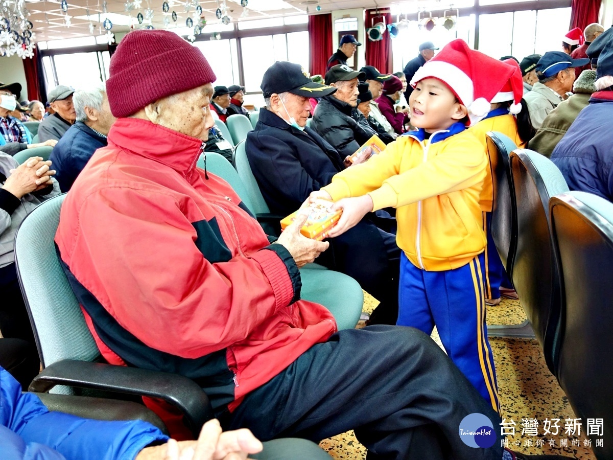 瑪利幼兒園到八德榮家報佳音 聖誕前夕伯伯媽媽好窩心