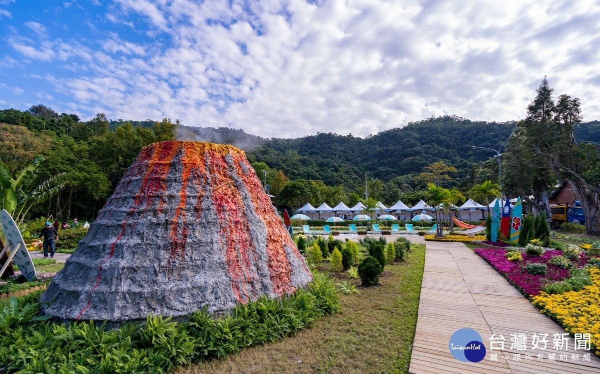 火山及沙灘搭配菊花展現夏威夷風情（圖／台北市政府公園處提供）